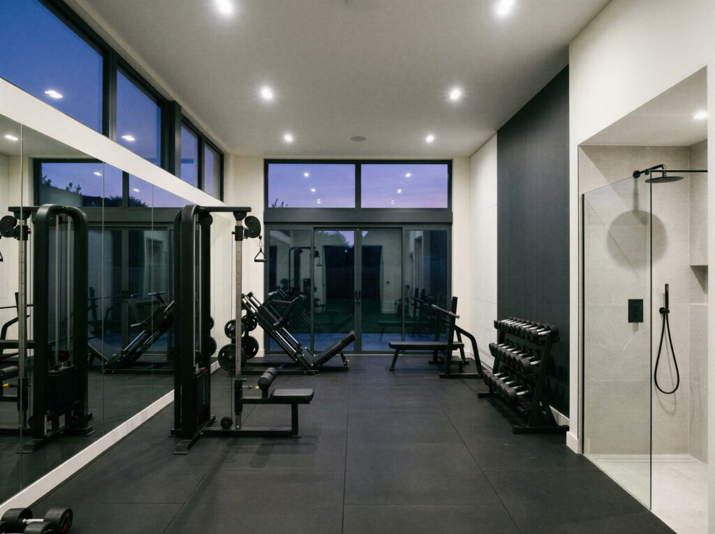 Intérieur d'un espace bien-être avec salle de fitness et douche à l'italienne, à Cannes (06)