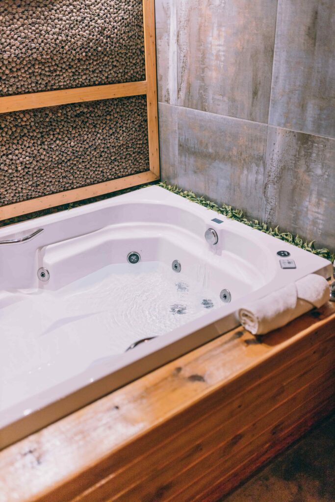 Spa balnéo encastré dans un habillage bois, ambiance détente d'un espace bien-être aménagé dans une extension
