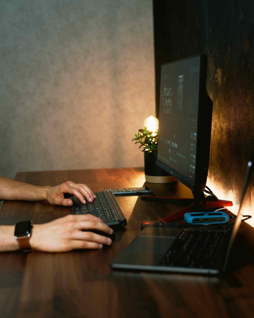 Personne travaillant sur ordinateur à un bureau, étape de conception et de suivi d'un projet d'extension